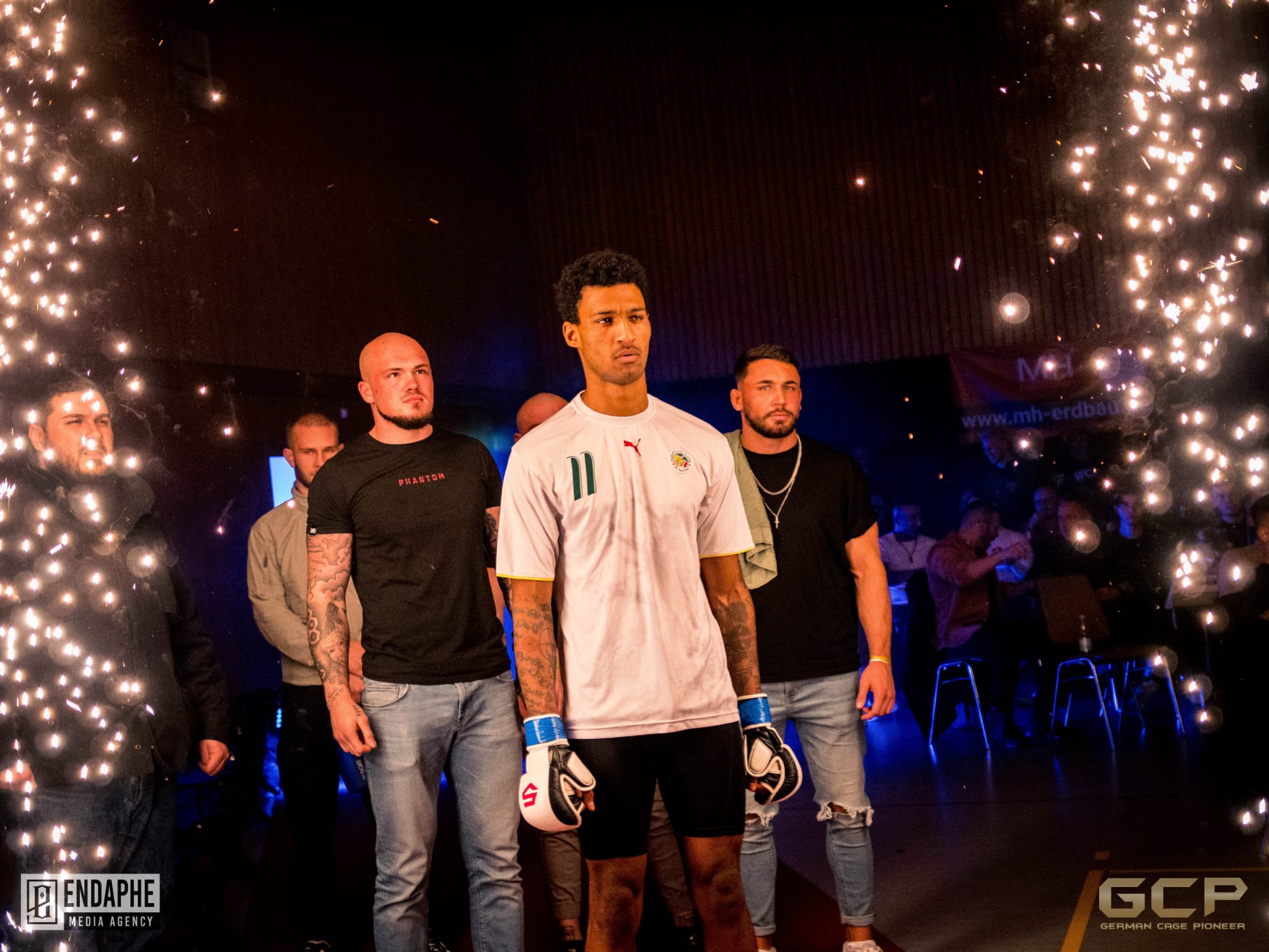 Sangoné Sene beim Einlauf zu einem MMA-Kampf